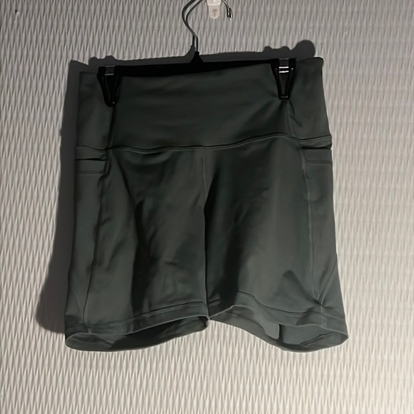 Old navy bike shorts - Picture 1 of 4